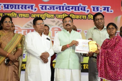 विश्व आदिवासी दिवस पर जिला स्तरीय कार्यक्रम का हुआ आयोजन - योजनाओं के माध्यम से आदिवासियों को आर्थिक रूप से सशक्त बनाया जा रहा- दलेश्वर साहू