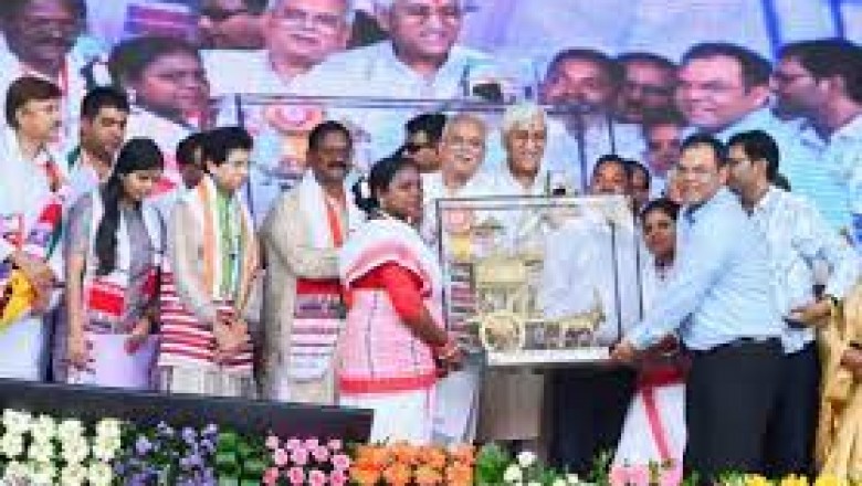 CM भूपेश सरगुजा में विश्व आदिवासी दिवस के कार्यक्रम में हुए शामिल...क्षेत्रवासियों को दी 334 करोड़ की सौगात...