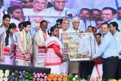 CM भूपेश सरगुजा में विश्व आदिवासी दिवस के कार्यक्रम में हुए शामिल...क्षेत्रवासियों को दी 334 करोड़ की सौगात...