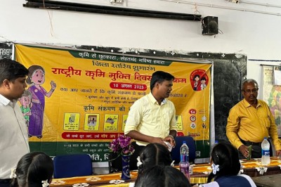 कलेक्टर ने छात्राओं को खिलाया कृमि नाशक गोली...खुद खा कर छात्राओं को किया प्रेरित....