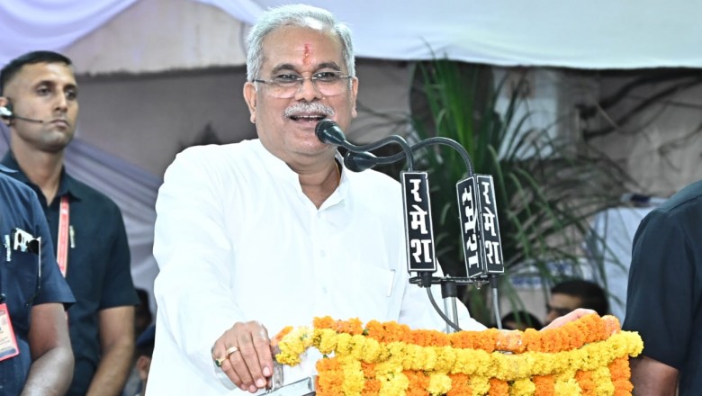 मुख्यमंत्री ने किया शहीद वीरनारायण सिंह और मोतीलाल वोरा के प्रतिमा का अनावरण