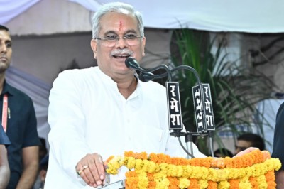 मुख्यमंत्री ने किया शहीद वीरनारायण सिंह और मोतीलाल वोरा के प्रतिमा का अनावरण