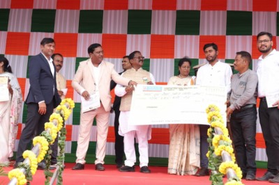 बघेरा कामधेनु गौठान को उत्कृष्ठ गौठान से किया सम्मानित...
