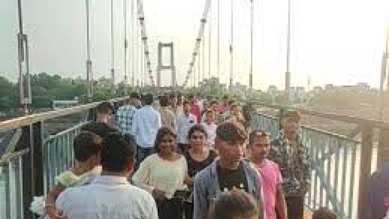 रायपुर में गुजरात के मोरबी ब्रिज जैसी लापरवाही :लक्ष्मण झूले पर एक साथ चढ़ रहे सैकड़ों लोग...लोगों का वजन मापना संभव नहीं...