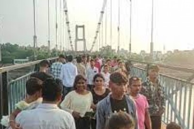 रायपुर में गुजरात के मोरबी ब्रिज जैसी लापरवाही :लक्ष्मण झूले पर एक साथ चढ़ रहे सैकड़ों लोग...लोगों का वजन मापना संभव नहीं...