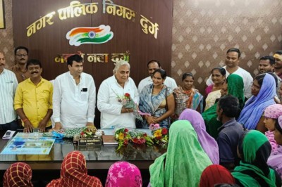 विधायक एवं महापौर द्वारा स्वच्छता दीदीयों का मानदेय राशि मे बढोतरी को लेकर मुख्यमंत्री का किया आभार व्यक्त...