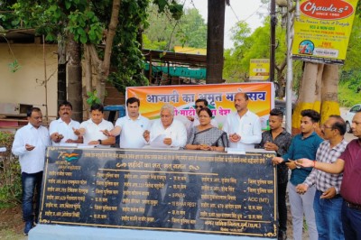 विधायक,महापौर व आयुक्त ने मुटठी भर मिट्टी लेकर ली शपथ: देश के बलिदान देने वाले वीरो को समर्पित अभियान...मिटटी को नमन वीरो का वंदन...