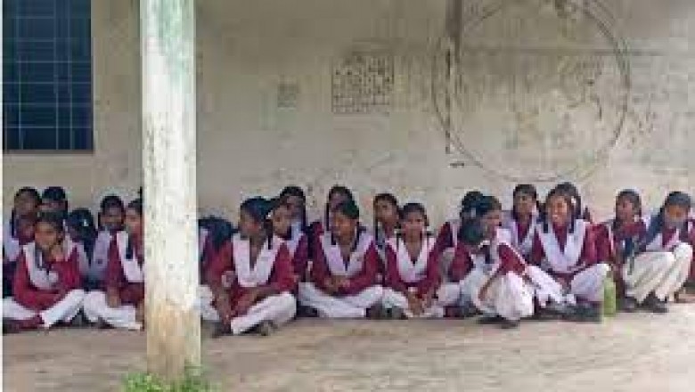2 साल से छुट्टी पर शिक्षिकाएं :  पढ़ाई ठप....छात्रों ने किया स्कूल का बहिष्कार....