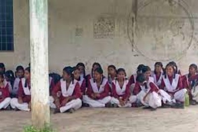 2 साल से छुट्टी पर शिक्षिकाएं :  पढ़ाई ठप....छात्रों ने किया स्कूल का बहिष्कार....