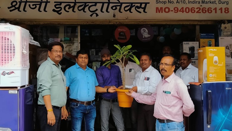 आयुक्त लोकेश चन्द्राकर ने अफसरों के साथ किया वितरण : इंदिरा मार्केट बाजार क्षेत्र को हरा भरा करने व खुबसुरत बनाने के लिए दुकानो के सामने लगाए गमले पौधे...