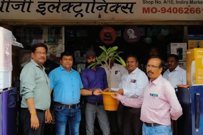आयुक्त लोकेश चन्द्राकर ने अफसरों के साथ किया वितरण : इंदिरा मार्केट बाजार क्षेत्र को हरा भरा करने व खुबसुरत बनाने के लिए दुकानो के सामने लगाए गमले पौधे...