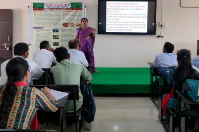 अधिष्ठाता डॉ. जया लक्ष्मी गांगुली द्वारा गाजर घास एवं उनके समन्वित प्रबंधन के बारे में विस्तारपूर्वक  दी गई जानकारी...
