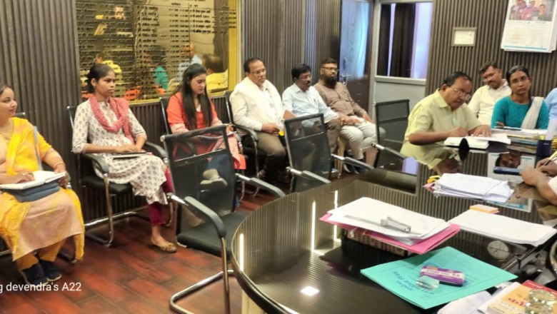 अनाधिकृत भवनों के नियमितिकरण की प्रगति की समीक्षा के लिये आयुक्त ने ली तकनीकि अधिकारी एवं राजस्व निरीक्षकों की बैठक....