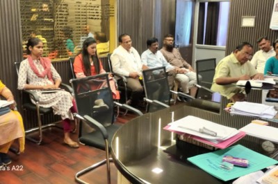 अनाधिकृत भवनों के नियमितिकरण की प्रगति की समीक्षा के लिये आयुक्त ने ली तकनीकि अधिकारी एवं राजस्व निरीक्षकों की बैठक....