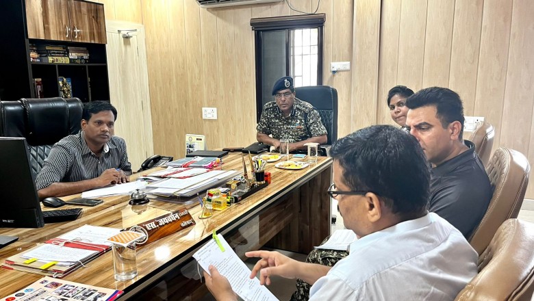 कलेक्टर से ITBP कमांडेंट और जिला सैनिक कल्याण अधिकारी ने किया भेंट...जिले के युवाओं को सैन्य सेवा में भर्ती पर की गई चर्चा...