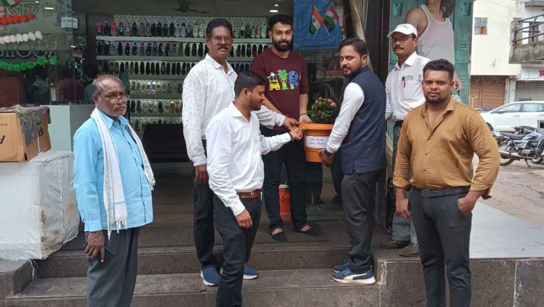 भिलाई में अभियान : ''हमर भिलाई हरियर '' भिलाई निगम क्षेत्र के बाजार मे बांटे जा रहे है गमले....