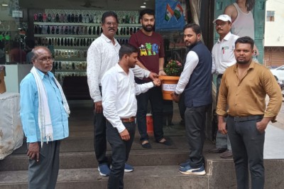 भिलाई में अभियान : ''हमर भिलाई हरियर '' भिलाई निगम क्षेत्र के बाजार मे बांटे जा रहे है गमले....