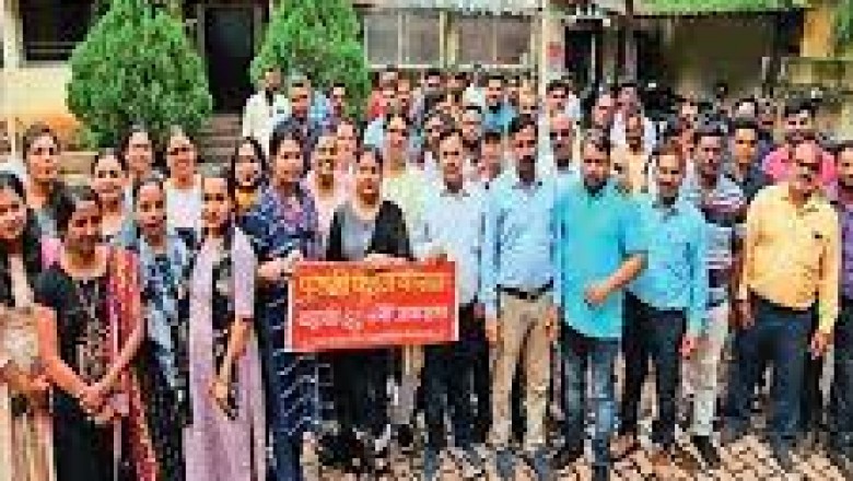 हड़ताल का पड़ा प्रभाव :बिल करेक्शन और मीटर लगाने के लिए आवेदन लेकर भटकते रहे लोग....पुरानी पेंशन स्कीम लागू करने की मांग...