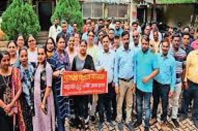 हड़ताल का पड़ा प्रभाव :बिल करेक्शन और मीटर लगाने के लिए आवेदन लेकर भटकते रहे लोग....पुरानी पेंशन स्कीम लागू करने की मांग...