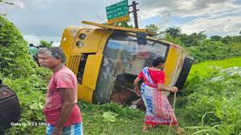 स्कूली बच्चे BHN स्कूल के छात्रों से भरी बस पलटी : मची चीख-पुकार....अभिभावकों में आक्रोश....