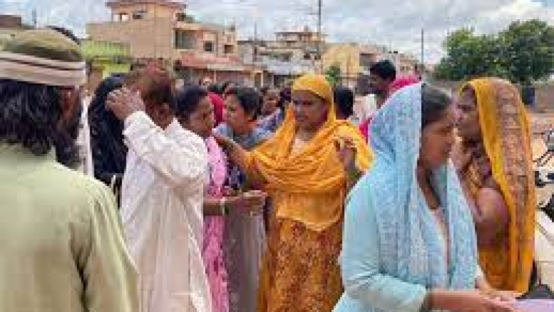 आत्मानंद इंग्लिश मिडियम स्कूल में पेरेंट्स ने जमकर किया हंगामा :पहले हिंदी मीडियम के 108 छात्रों का एडमिशन...फिर स्कूल बदलने का आदेश....
