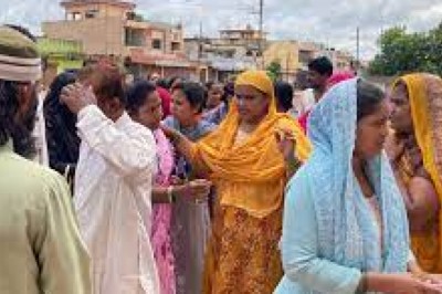 आत्मानंद इंग्लिश मिडियम स्कूल में पेरेंट्स ने जमकर किया हंगामा :पहले हिंदी मीडियम के 108 छात्रों का एडमिशन...फिर स्कूल बदलने का आदेश....