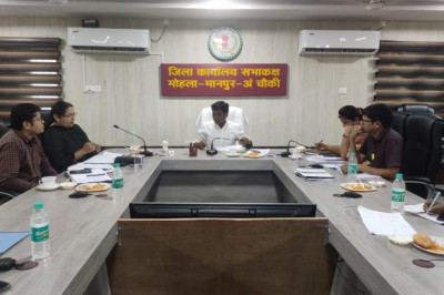 कलेक्टर ने ली राजस्व अधिकारियों की बैठक : लंबित राजस्व प्रकरणों की समीक्षा.....