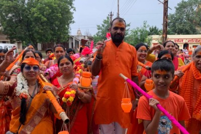 दिन रविवार को अद्भुत कावड़ यात्रा हुडको से शिवनाथ नदी निकली गई....