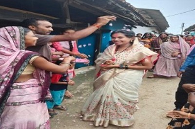 भाजपा विधायक प्रत्याशी जिला पंचायत की अध्यक्ष गीता घासी साहू ने लिया जीत का आर्शीवाद....