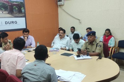 कलेक्टर ने विडियो कॉन्फ्रेसिंग के माध्यम से की निर्वाचन कार्यों की समीक्षा....