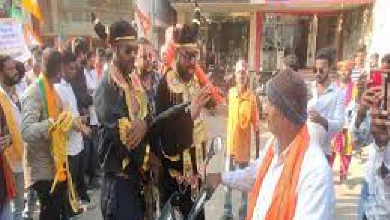 सड़कों पर उतरे यमराज और चित्रगुप्त : कहा- रायपुर गड्‌ढों का शहर बन गया...इसमें गिरकर जान गवां रहे लोग...