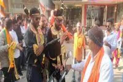 सड़कों पर उतरे यमराज और चित्रगुप्त : कहा- रायपुर गड्‌ढों का शहर बन गया...इसमें गिरकर जान गवां रहे लोग...