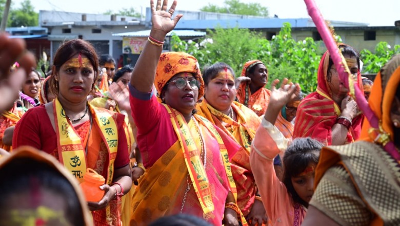 खुटेरी घाट से राउरगोंदी शिव मंदिर भररेगांव तक निकली कावंड यात्रा: श्रद्धालुओं का जनसैलाब 12 द्वादश ज्योतिर्लिंग के अभिषेक के साथ पूरा राजनांदगांव ग्रामीण शिवमय हुआ है...