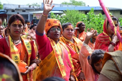 खुटेरी घाट से राउरगोंदी शिव मंदिर भररेगांव तक निकली कावंड यात्रा: श्रद्धालुओं का जनसैलाब 12 द्वादश ज्योतिर्लिंग के अभिषेक के साथ पूरा राजनांदगांव ग्रामीण शिवमय हुआ है...