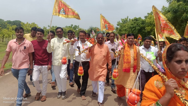 भक्तो के साथ बोले बोल बम...विधायक भुनेश्वर बघेल ने उठाई कावड़....
