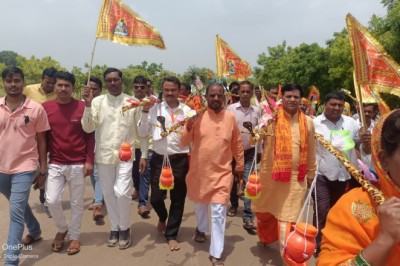 भक्तो के साथ बोले बोल बम...विधायक भुनेश्वर बघेल ने उठाई कावड़....