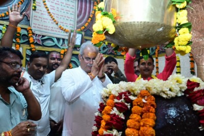CM बघेल ने कौही के प्राचीन शिव मंदिर में किया जलाभिषेक...खारून नदी पर निर्मित उद्वहन सिंचाई योजना का किया लोकार्पण...