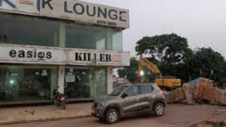 सुपेला अंडरब्रिज के निर्माण पर हाईकोर्ट का स्टे : गारमेंट्स की दुकान सड़क के बीच में आई JCB चलने से पहले संचालक पहुंचा कोर्ट...