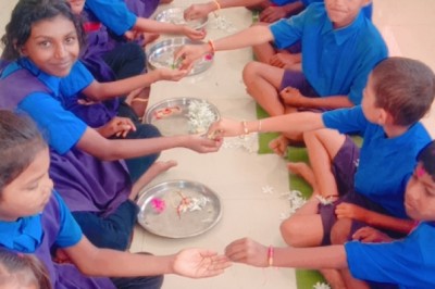 अर्जुनी स्कूल में रक्षाबंधन पर्व बहनों ने आरती का थाल सजाकर...भाइयों को बांधा रक्षा सूत्र...