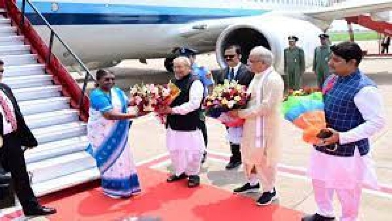 राष्‍ट्रपति द्रौपदी मुर्मू पहुंची रायपुर: राज्यपाल और CM बघेल ने एयरपोर्ट पर किया स्वागत...
