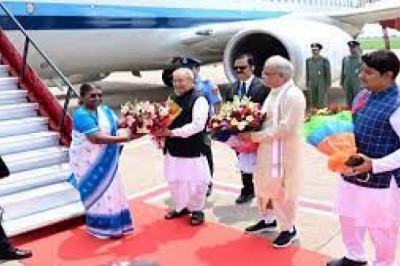 राष्‍ट्रपति द्रौपदी मुर्मू पहुंची रायपुर: राज्यपाल और CM बघेल ने एयरपोर्ट पर किया स्वागत...