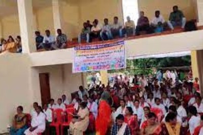हड़ताल पर गए 568 संविदा स्वास्थ्यकर्मी बर्खास्त...कलेक्टर ने जारी किया आदेश...