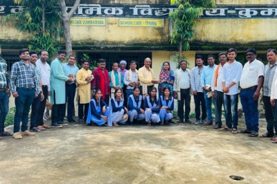 खुज्जी विधानसभा की भाजपा प्रत्याशी: जिला पंचायत अध्यक्ष ने कुमरदा हायर सेकंडरी स्कूल...में किया शिक्षकों का सम्मान...शिक्षक देश के निर्माता - गीताघासी साहू