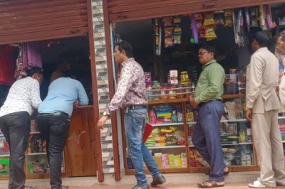 झिल्ली पन्नी पर प्रतिबंधित लगाने....निगम की टीम पहुॅची आज मोहारा....