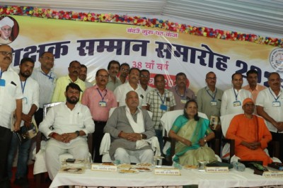 स्कूल शिक्षा मंत्री चौबे ने 67 सेवा निवृत शिक्षक शिक्षिकाओं व 43 मेधावी छात्र-छात्राओं को किया सम्मानित....