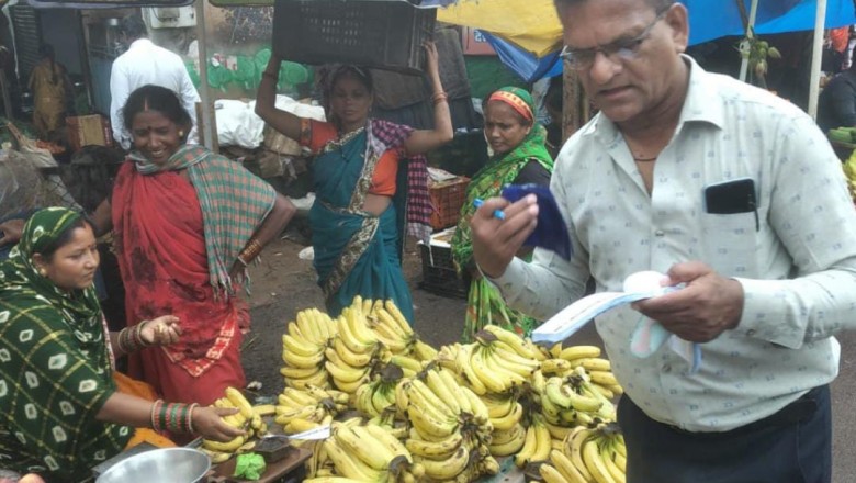 पालीथिन के खिलाफ निगम की छापेमारी: 15 सब्जी व्यवसायियों से प्लास्टिक जब्त कर किया जुर्माना...बाजार क्षेत्र में निगम की दबिश...चेकिंग अभियान से व्यापारियो में हड़कंप...