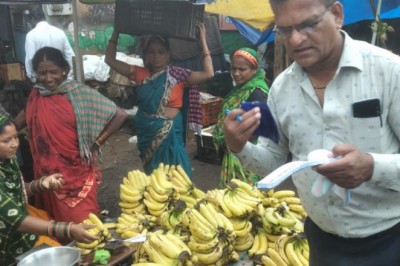 पालीथिन के खिलाफ निगम की छापेमारी: 15 सब्जी व्यवसायियों से प्लास्टिक जब्त कर किया जुर्माना...बाजार क्षेत्र में निगम की दबिश...चेकिंग अभियान से व्यापारियो में हड़कंप...
