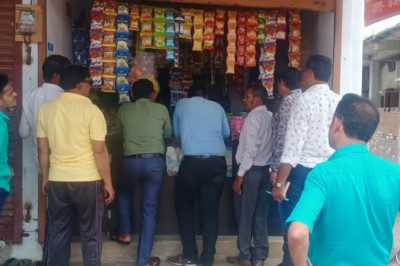 प्रतिबंधित प्लास्टिक पर निगम की कार्यवाही जारी: मोतीपुर क्षेत्र के 9 किराना दुकानों पर 1 हजार 3 सौ 50 रूपये जुर्माना...एक पाव प्रतिबंधित प्लास्टिक जप्त...