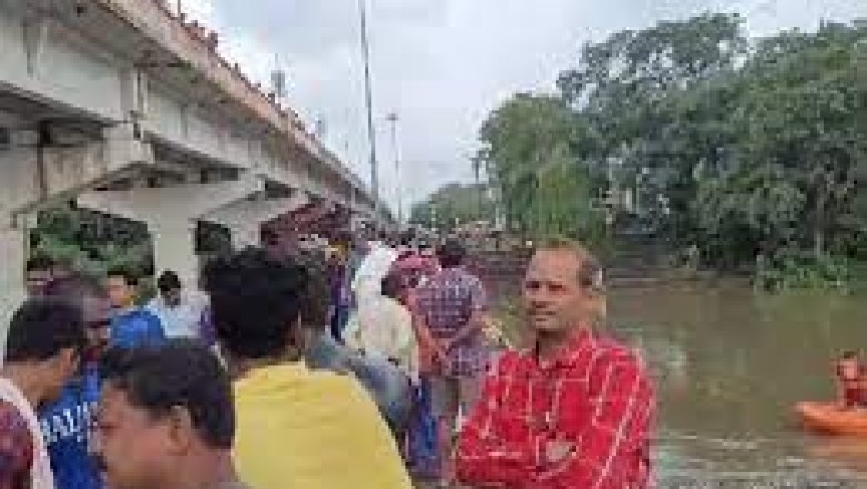 शिवनाथ नदी में फिर हुआ एक घटना : नदी में युवक ने लगाई छलांग...पुल पर बाइक रोकी और कूद गया सर्चिंग जारी...