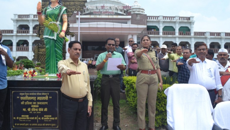 स्वीप कार्यक्रम के तहत : कलेक्टोरेट परिसर मे किया गया हस्ताक्षर अभियान कार्यक्रम का आयोजन...